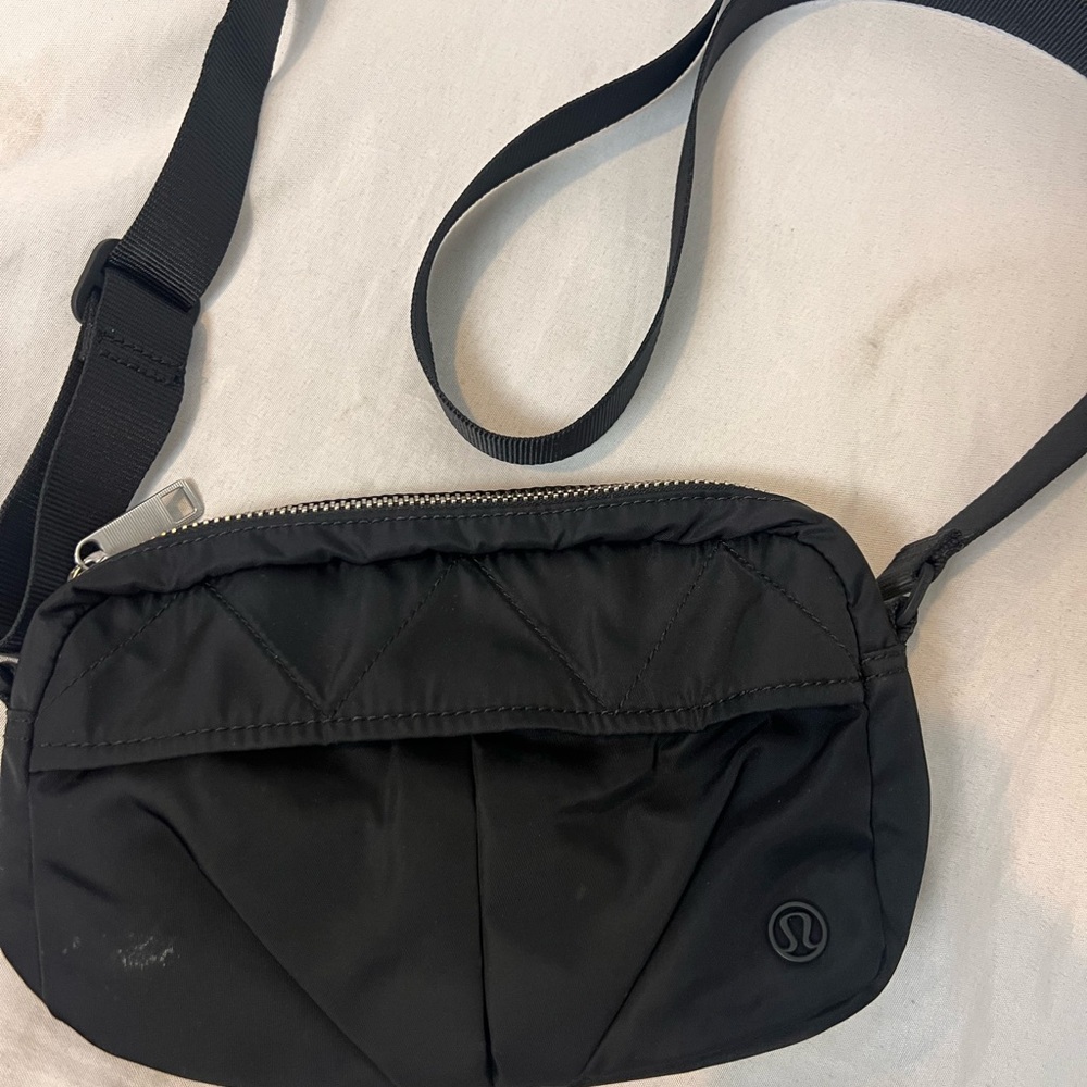 Lululemon Black city adventurer crossbody  Bag purse
